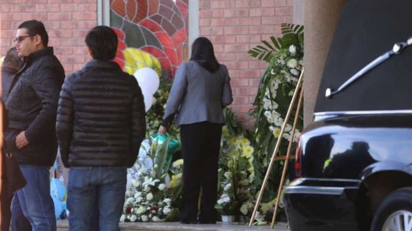 Con globos y flores blancas, dicen adiós a niño autor de tiroteo en Torreón