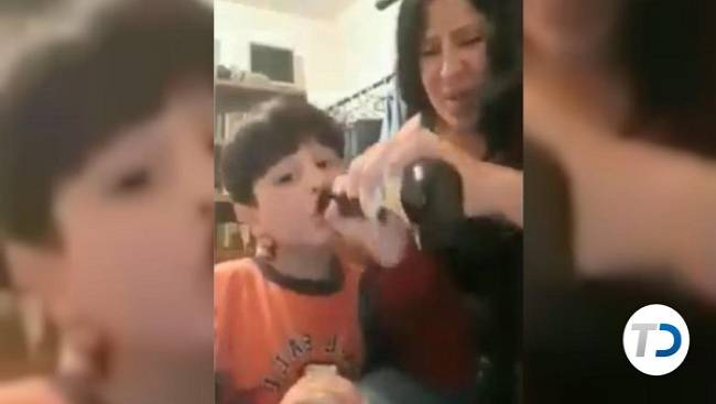 (VIDEO) Madre fuma y bebe cerveza con su pequeño hijo