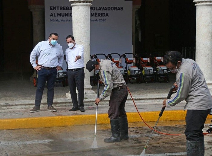 Mérida: Gobernador y alcalde ponen a funcionar 12 hidrolavadoras para desinfectar calles