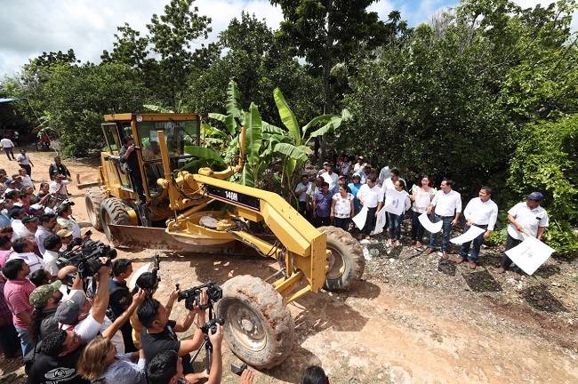 Vila Dosal pone en marcha la construcción de 73.6 kilómetros de caminos “saca cosechas”