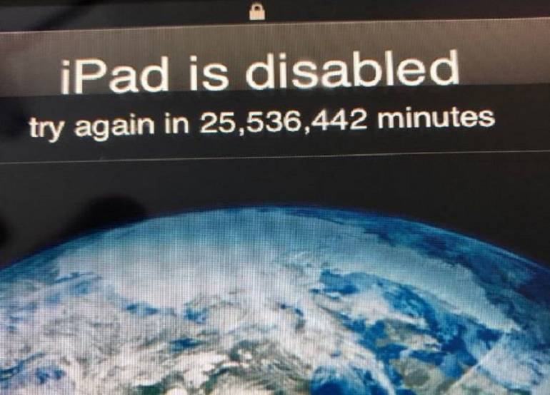 Niño de tres años bloquea el iPad de su padre por casi medio siglo