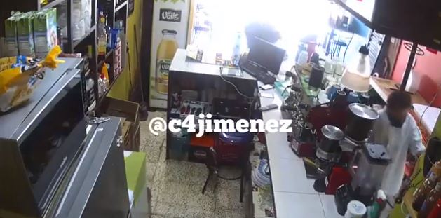 Ladrones forcejean con empleada durante asalto a cafetería en Iztacalco