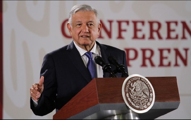 López Obrador revela que recientemente usa un teléfono satelital