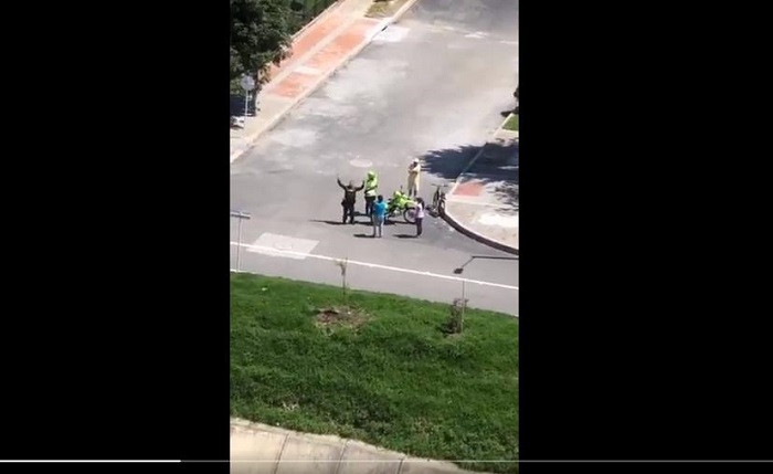 VIDEO: Aplauden a policías por multar a personas que no cumplían la cuarentena