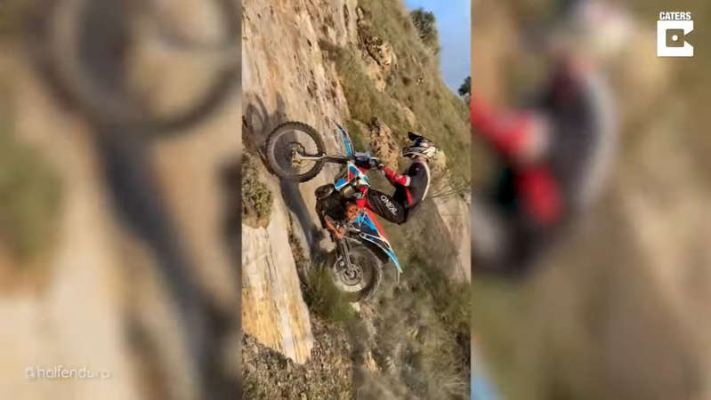 Joven sube montaña completamente inclinada en moto