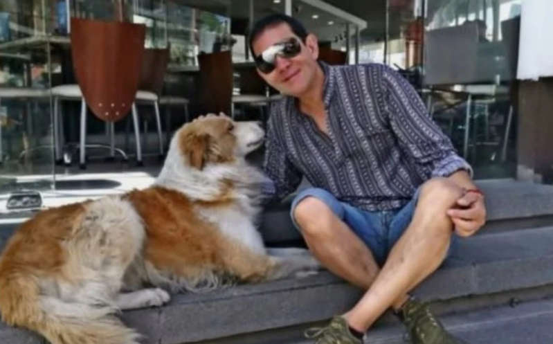 Hombre muere de Covid; renunció a lujos para alimentar a perritos de la calle