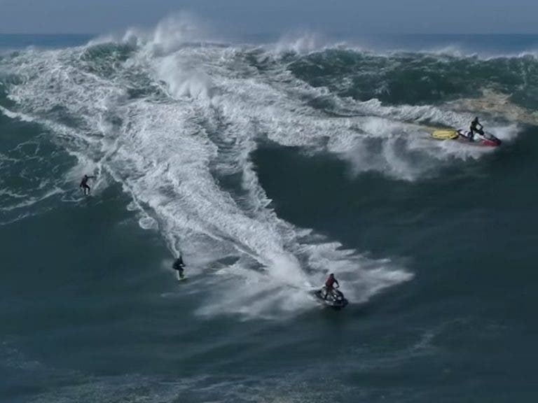 VIDEO: Surfistas protagonizan aparatoso accidente en una gran ola