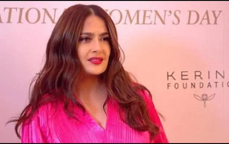 Salma Hayek apoya el movimiento de mujeres mexicanas