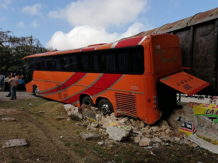 Umán: Tren impacta a un autobús turístico  con saldo de varios lesionados
