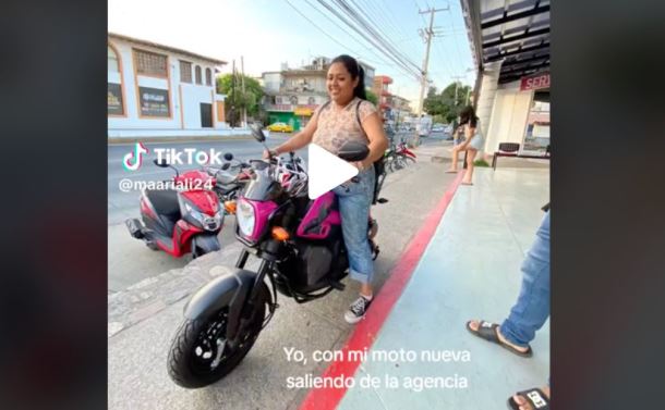 Compra moto nueva y en 5 segundos la choca al salir de la agencia