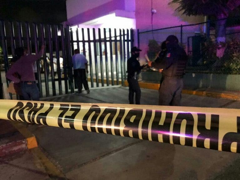 Atacan a balazos a un doctor afuera de hospital en Cancún