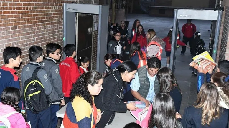 Detectores de metales y revisión de mochila en el regreso a colegio de Torreón
