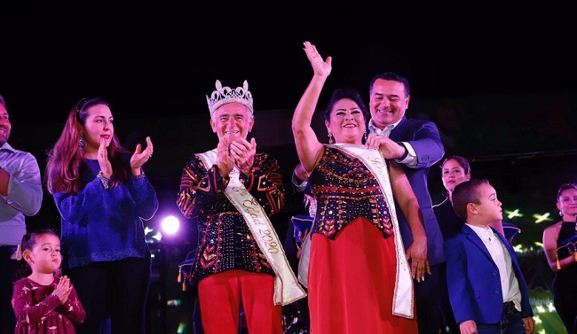 Coronan a los reyes adulto mayor y con discapacidad del Carnaval de Mérida