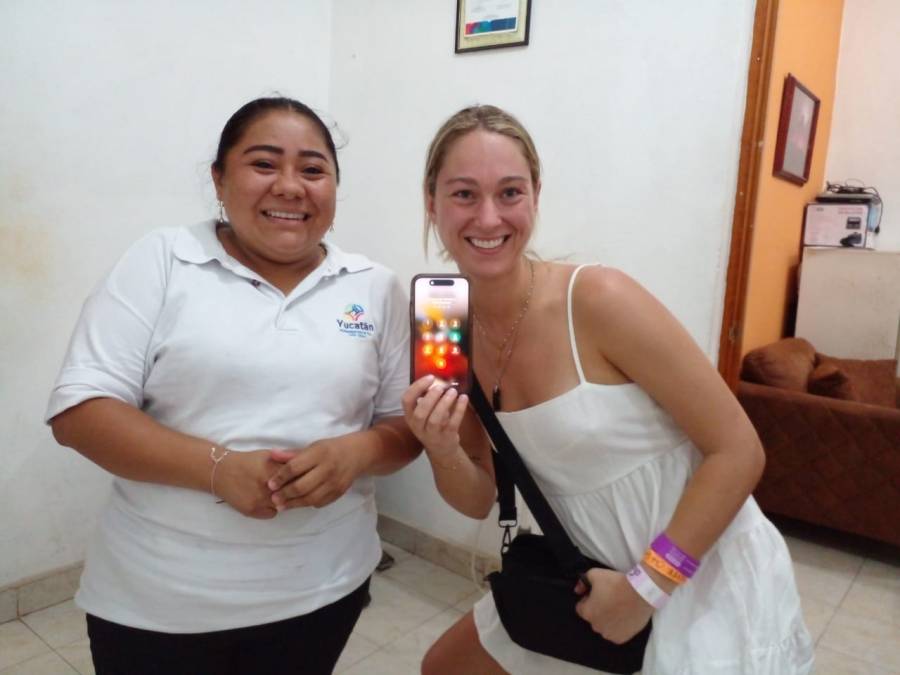 Intendente halla y devuelve un Iphone a turista australiana en parador de Chichén