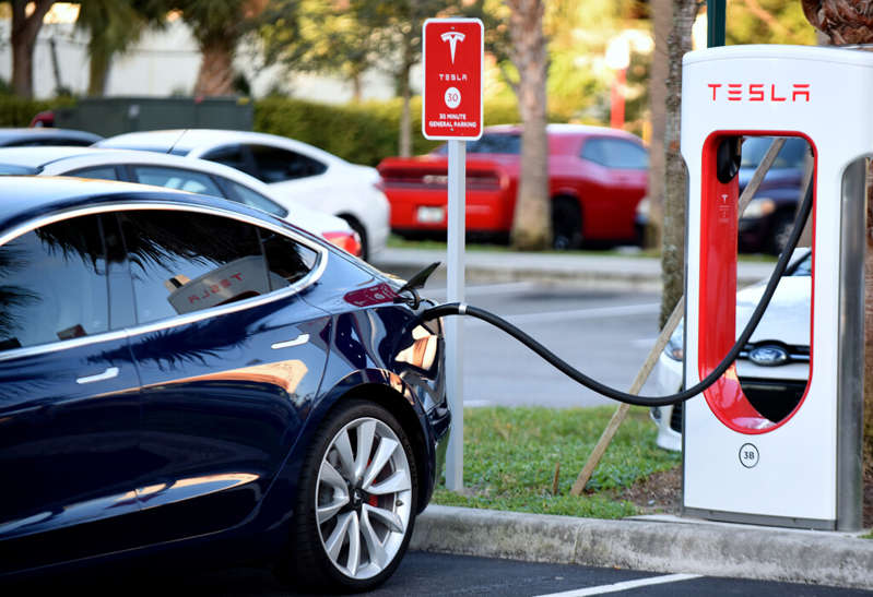 Tesla es declarada culpable de limitar la velocidad de carga de sus autos