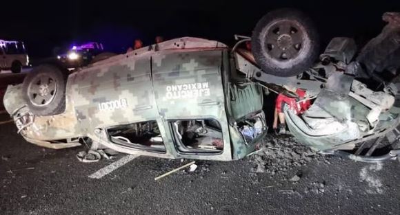 Mueren 2 soldados tras embestida de tráiler contra camionetas de la Sedena