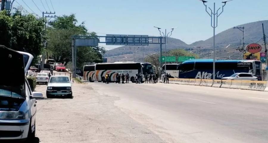 Normalistas de Ayotzinapa bloquean la Autopista del Sol