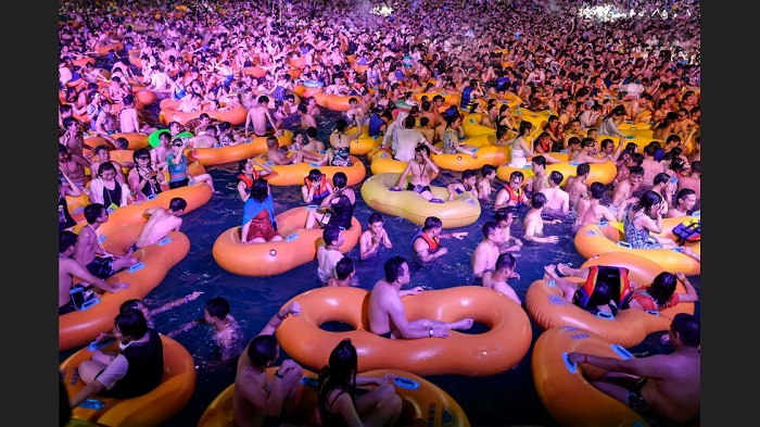 China defiende la macrofiesta tecno en piscina de Wuhan