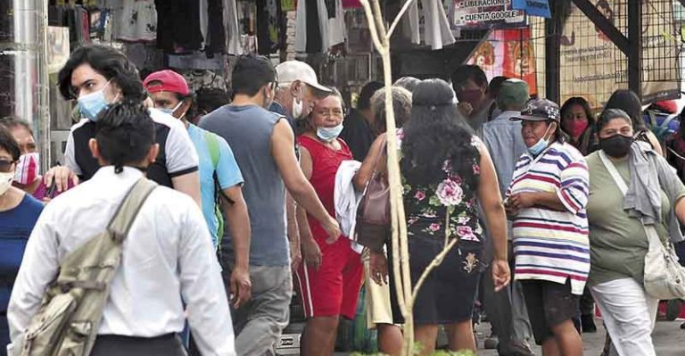 Centro de Mérida invadido de gente por compras navideñas