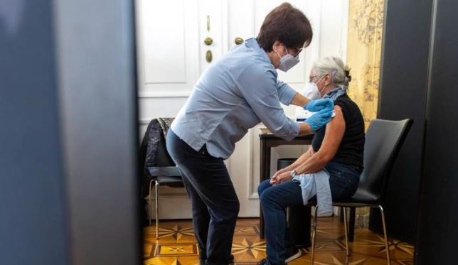 Austria  ordena confinamiento a personas no vacunadas contra COVID