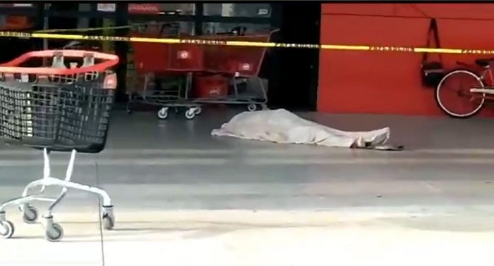 De infarto fulminante muere a las puertas de supermercado en Ciudad Caucel