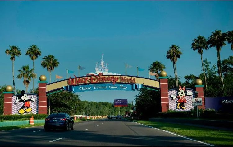 Disney World en Orlando suspende sin sueldo a más de 40 mil trabajadores