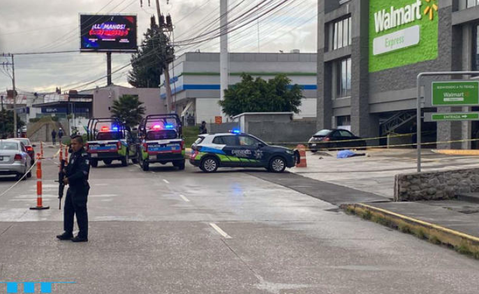 (VÍDEO) Puebla: Ladrón muere durante asalto a cuentahabiente