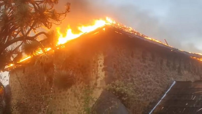 (VIDEO) Michoacán: Incendio consume iglesia de Santiago Apóstol en Paracho