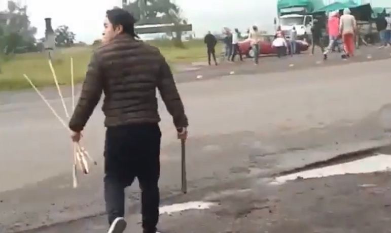 Normalistas agreden con cohetones a policías de Michoacán; el saldo es de 11 heridos