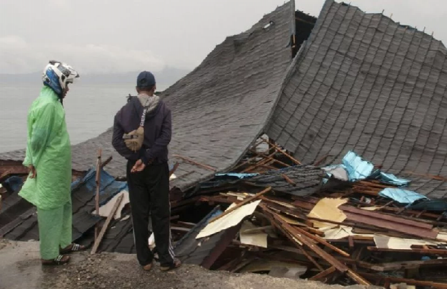Suben a 23 los muertos por un potente sismo en Indonesia