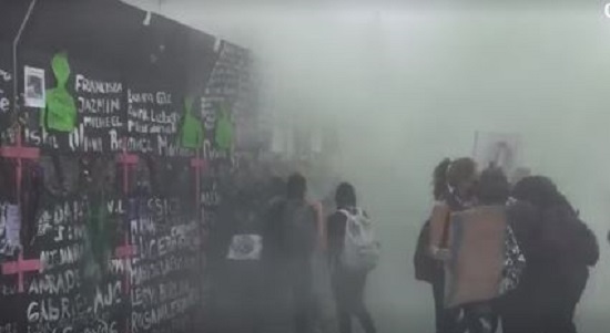 CDMX: Gas pimienta usaron mujeres policía en la marcha del 8M