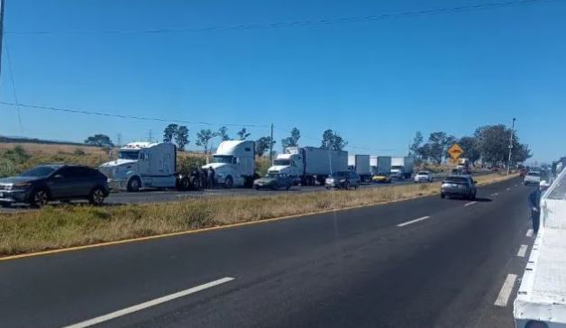 Protesta de transportistas por inseguridad en carreteras