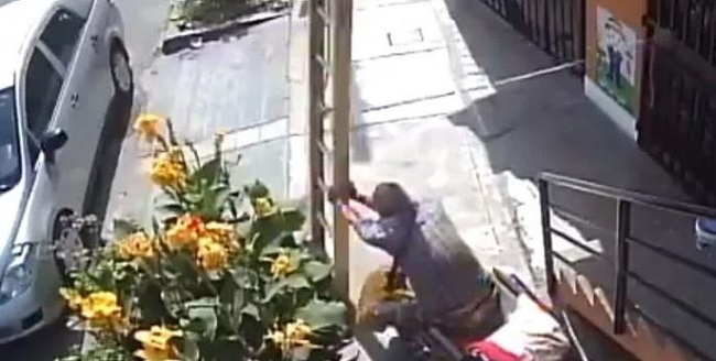 Hombre en silla de ruedas tira de una escalera a un pintor... y no lo castigan