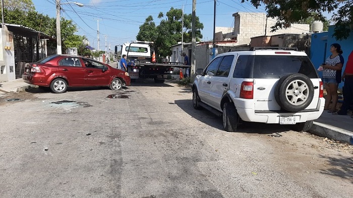 Se duerme al volante y choca contra tres vehículos en Juan Pablo II