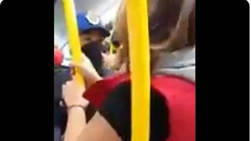 (VÍDEO) “Lady Perro” del Metrobús; pasajeros piden que se baje por llevar un can