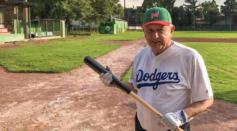 López Obrador se desgarra por jugar beisbol