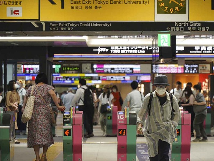 Tokio: Acuchilla a 10 pasajeros en un tren subterráneo