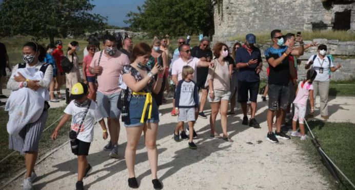 Policía de Q. Roo: "Es frustrante ver a cientos de turistas paseando sin cubrebocas"