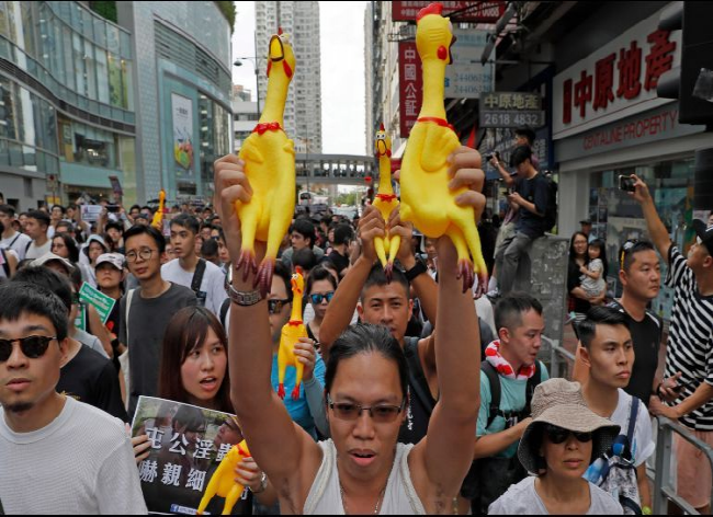 Protestan en Hong Kong contra las "abuelas bailarinas"