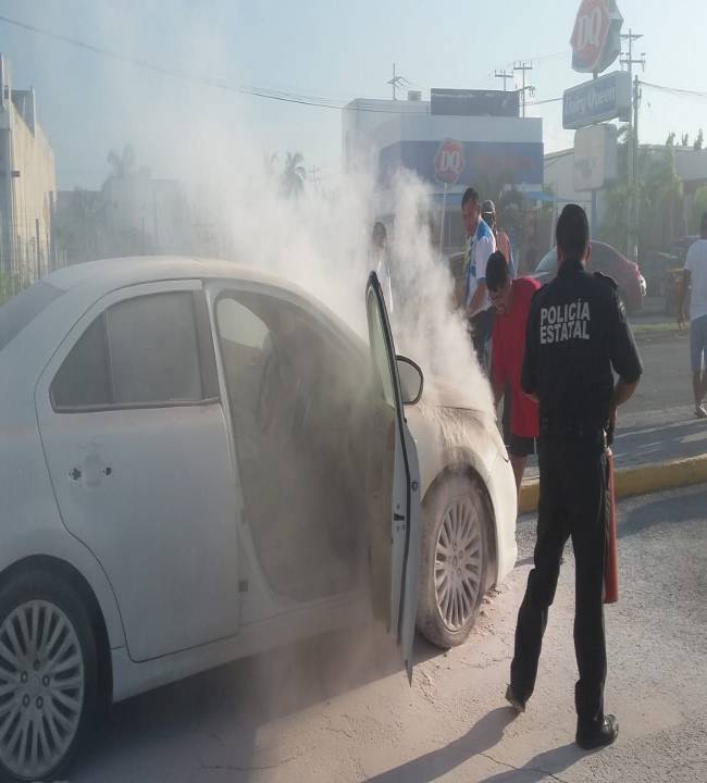 Mérida: Auto se quema en Plaza Dorada