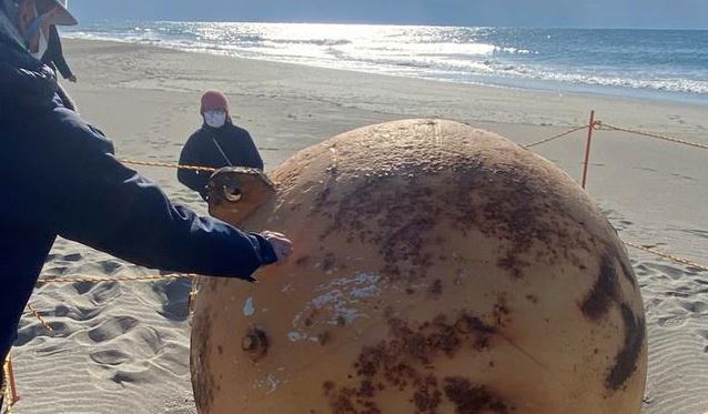 Japón: ¿Qué hay detrás de la misteriosa bola metálica hallada en una playa?