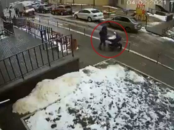 (VÍDEO) Se suicida saltando de un edificio pero cae sobre un bebé y lo mata