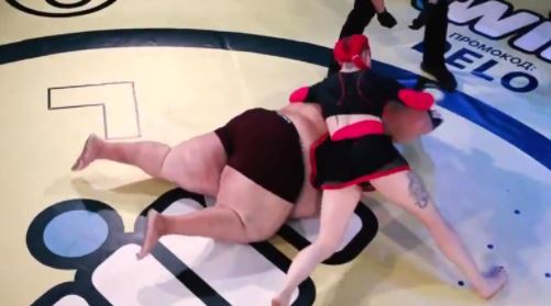 Insólito combate de MMA: luchadora noquea a youtuber de 240 kilos