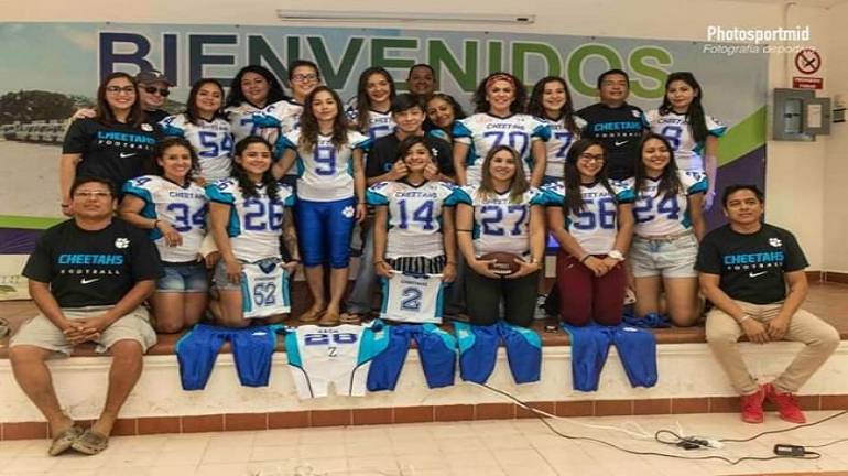 Entregan uniformes al equipo femenil “Chethas” de Mérida