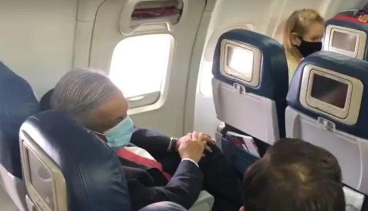 López Obrador aborda con cubrebocas avión para su viaje a EE.UU.
