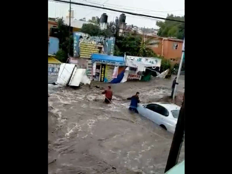 (VÍDEO) Ecatepec: Graban el rescate de un bebé de la inundación
