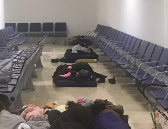 Venezolano denuncia maltrato de Migración en el Aeropuerto de Cancún