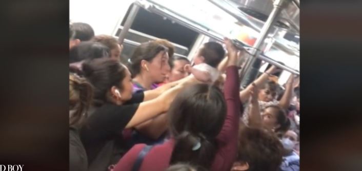 VIDEO: Bebé pasa de mano en mano en vagón del Metro CDMX