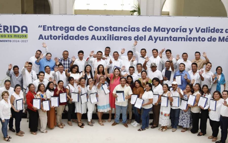 Entregan sus constancias a los nuevos comisarios de Mérida