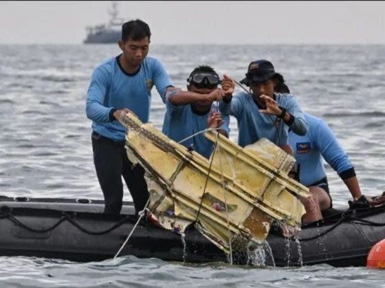 Localizan cajas negras de avión que se estrelló en Indonesia